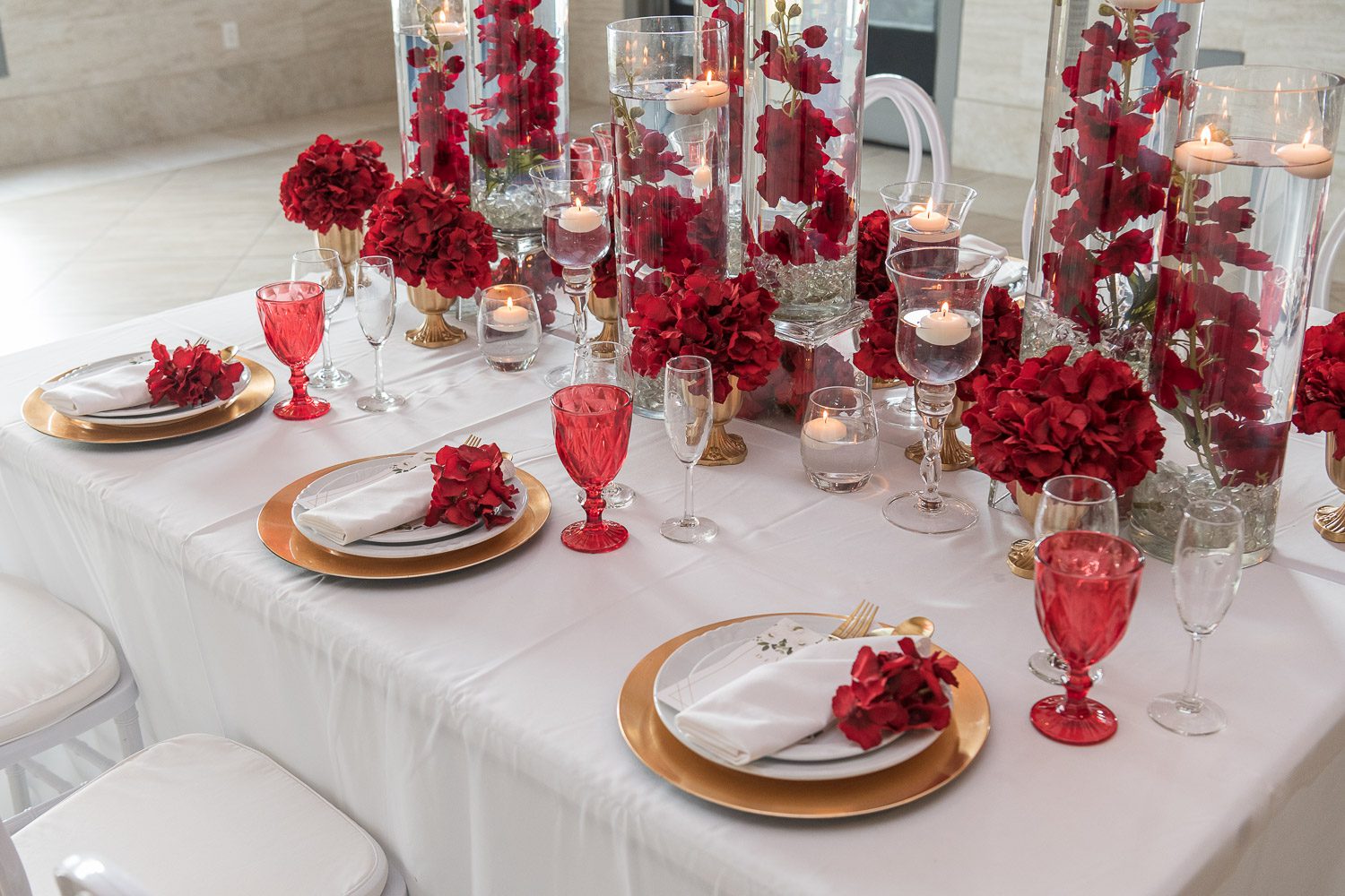 Elegant wedding place setting ideas with red color